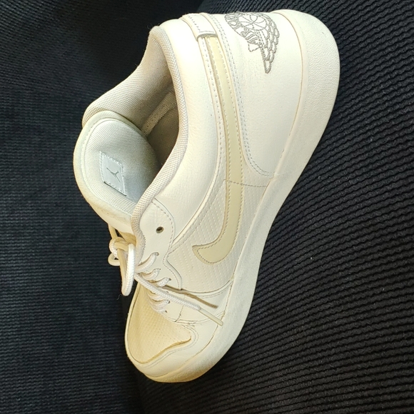 Athletic_Shoes